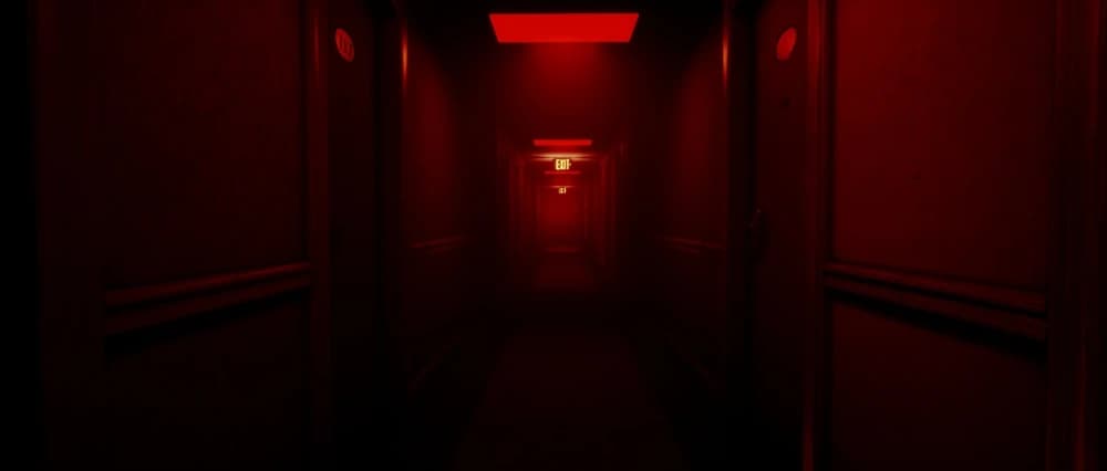 Los pasillos iluminados en rojo del Nivel Doble Exclamación